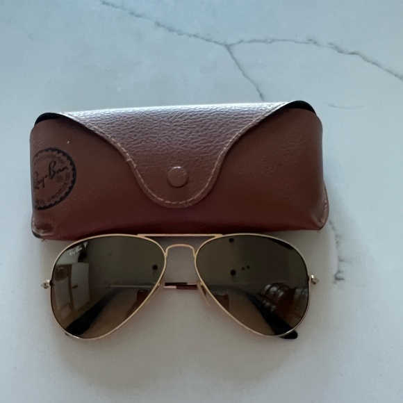 Never worn polarized aviator Ray-Bans. Polished gold frame  display picture 3